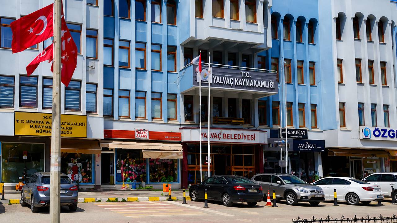 Yalvaç Belediyesi bünyesinde gerçekleştirilen yeni düzenleme ile iki önemli birim amirinin görev yerleri değiştirildi. İşletme ve İştirakler ile Temizlik İşleri Müdürlüklerinde vekaleten atamalar yapıldı.

Yalvaç Belediyesi'nde kurumsal işleyişi hızlandırmak ve birimler arası koordinasyonu güçlendirmek amacıyla geçtiğimiz günlerde yönetim kademesinde değişime gidildi. Alınan kararla birlikte belediyenin iki deneyimli ismi yeni görevlerine başladı.

Kritik Birimlerde Yeni Görevlendirmeler
Yapılan düzenleme kapsamında; uzun süredir İşletme ve İştirakler Müdürlüğü görevini başarıyla yürüten Ahmet Akkaş, Temizlik İşleri Müdürlüğü’ne vekaleten atandı.

Daha önce Fen İşleri Müdürlüğü tecrübesi de bulunan ve son olarak Temizlik İşleri Müdürü olarak görev yapan Nafiz Akgün ise Ahmet Akkaş’tan boşalan İşletme ve İştirakler Müdürlüğü görevine vekaleten getirildi.

Yeni Atamalar Kapıda mı?
Belediye kulislerinden edinilen bilgilere göre, birim amirlikleri düzeyindeki bu rotasyonun sadece başlangıç olduğu ve önümüzdeki günlerde diğer müdürlüklerde de benzer atama veya görev değişikliklerinin yaşanabileceği belirtiliyor. Yalvaç Belediyesi’ndeki bu idari yapılanmanın, hizmet verimliliğini artırma stratejisinin bir parçası olduğu ifade ediliyor.