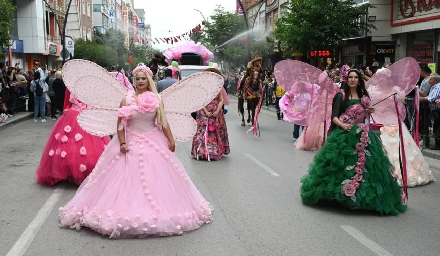 Isparta Uluslararası Gül Festivali Kortej Yürüyüşü ve Açılış Töreninden En Renkli Kareler