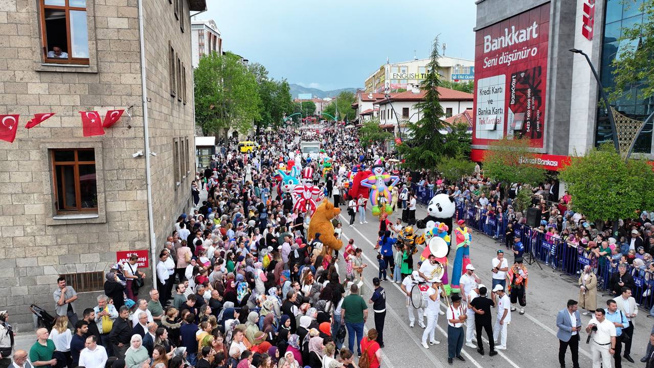 Isparta Gül Festivali 2026: Kortejden Renkli Anlar