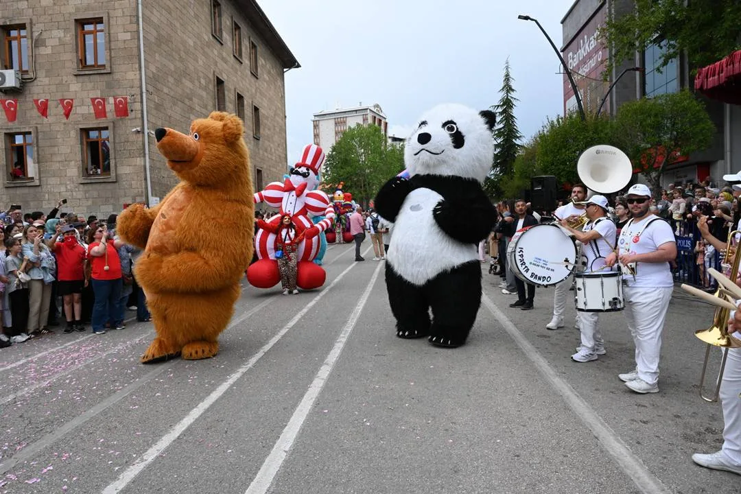 Isparta Uluslararası Gül Festivali’nde 6 Haziran Cumartesi günü heyecan dorukta! İşte bugün Sorkuncak’tan Eğirdir’e, çocuk etkinliklerinden PAU konserine kadar sürecek dolu dolu festival programı.

Isparta, gülün eşsiz kokusu ve festivalin coşkusuyla ikinci gününe merhaba dedi. Bugün (6 Haziran Cumartesi) gül bahçelerinden spor yarışmalarına, folklor danslarından konserlere kadar birçok etkinlik Ispartalıları bekliyor.

BUGÜNÜN FESTİVAL TAKVİMİ:

09.00 - Gül Bahçesi Ziyaretleri: Belediye binası önünden Sorkuncak köyüne hareket.

09.30 - Gül Bisiklet Yarışı: Sorkuncak köyünde kıyasıya mücadele.

10.00 – 22.00 - Misparta Koku Müzesi: Tüm gün ziyaret edilebilir.

10.30 - Folklor Gösterileri: Eğirdir’de uluslararası dans şöleni.

13.00 – 17.00 - Mobil Sahne & Çocuk Etkinlikleri: Eski otogar alanında gün boyu eğlence.

14.30 - Ödül Töreni: Bisiklet yarışı galipleri eski otogarda ödüllerini alıyor.

16.00 - Folklor Gösterileri: Güneykent’te dans rüzgarı.

20.30 - PAU Konseri: Günün finali eski otogar alanında PAU ile yapılıyor.

Isparta Belediyesi, tüm vatandaşları festival coşkusuna ortak olmaya ve gün boyu sürecek etkinliklerin keyfini çıkarmaya davet ediyor.