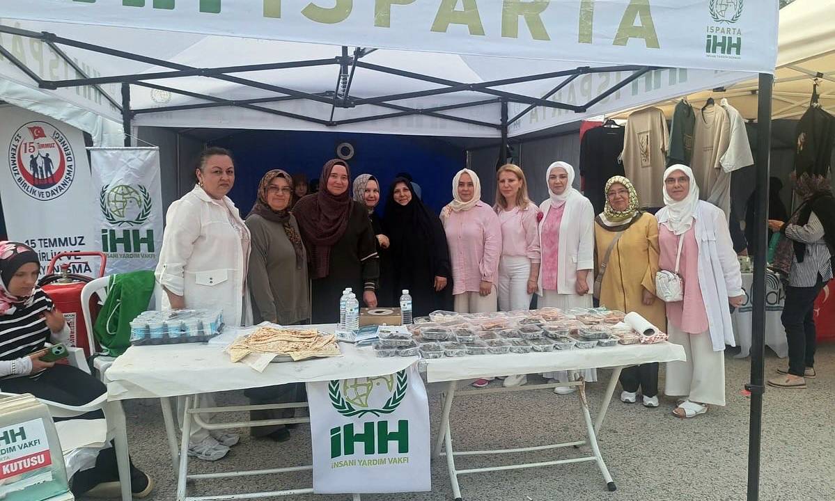 AK Parti Isparta İl Kadın Kolları Başkanı Dilek Gündüz ve yönetim kurulu üyeleri, devam eden Uluslararası Gül Festivali alanındaki stantları ziyaret ederek vatandaşlarla bir araya geldi.

Festival coşkusuna ortak olan İl Kadın Kolları ekibi, kurulan stantları tek tek gezerek bölge üreticileri ve vatandaşlarla samimi sohbetler gerçekleştirdi. Ziyaret sırasında hemşerilerinin görüş, öneri ve taleplerini dinleme fırsatı bulan Başkan Gündüz, festivalin şehrin kültürel ve ekonomik değerlerine sunduğu katkının önemine değindi.

Ziyaretin sonunda festivalde emek harcayan tüm katılımcılara teşekkürlerini ileten Dilek Gündüz, Isparta'nın marka değerini yükselten bu tür etkinliklerde halkla iç içe olmaktan duydukları memnuniyeti ifade etti.