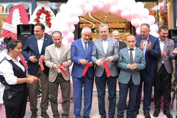 Isparta’da İlginç Açılış: Eczane Sadece Bir Sokak Aşağıya Taşındı, Protokol Akın Etti