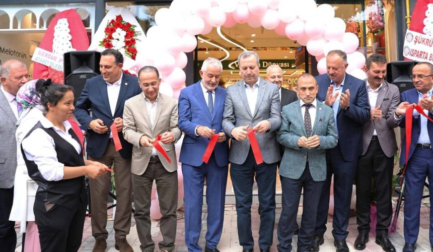 Isparta’da İlginç Açılış: Eczane Sadece Bir Sokak Aşağıya Taşındı, Protokol Akın Etti