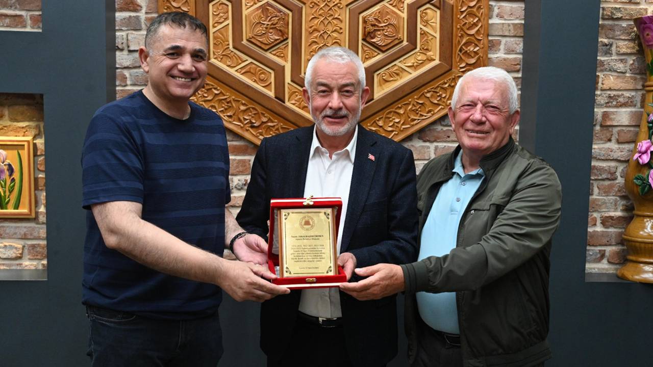 Isparta 32 Spor Kulübü’nde görev süresi sona eren mevcut yönetim, Belediye Başkanı Şükrü Başdeğirmen ile düzenlenen veda yemeğinde bir araya geldi. Programda, kulübün son 4 yıldaki başarısında Belediye Başkanı Şükrü Başdeğirmen’in sunduğu desteklerin hayati önemi vurgulandı.

Veda yemeğinde konuşan Kulüp Başkanı Gültekin Özdemir, Isparta Belediyesi’nin kulübe sağladığı desteğin Türkiye genelindeki birçok şehir takımına örnek teşkil ettiğini belirtti. Özdemir, “Takımımızın 2. Lig’de kalmasının en büyük nedeni Başkanımızdır. Isparta için Rabbim tarafından bir lütuftur. Yöneticilerimiz, işlerinden ve ailelerinden fedakarlık ederek sadece Şükrü Başkan’ın isminin gücüyle bu mücadeleyi sürdürdüler” ifadelerini kullandı.