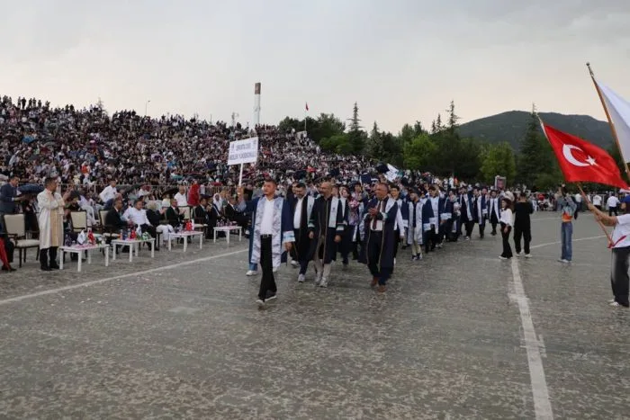 ISUBÜ Mezuniyetinde Yağmur Engeli Vız Geldi: Sağanak Altında 4 Bin Mezun Adayıyla Unutulmaz Tören!