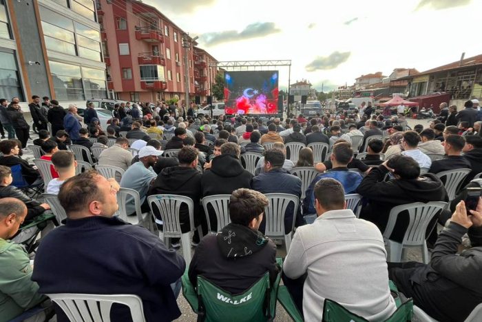 Milliyetçi Hareket Partisi Isparta Teşkilatları tarafından düzenlenen organizasyonda, A Milli Futbol Takımı’nın Dünya Kupası’ndaki ilk maçı vatandaşlarla birlikte dev ekranda izlendi. Yoğun katılımın olduğu etkinlikte milli heyecan sabahın erken saatlerinde hep birlikte yaşandı.
Program kapsamında sabah namazının ardından şehitlik ziyareti gerçekleştirilirken, vatan uğruna canlarını feda eden kahraman şehitler dualarla anıldı. Katılımcılar, hem milli birlik ve beraberlik ruhunu yaşadı hem de şehitler için dua etti.
Karşılaşmada A Milli Takımımız Avustralya karşısında istediği sonucu alamasa da vatandaşlar takıma olan desteklerini sürdürdü. Etkinlikte yapılan değerlendirmelerde, milli takımın ilerleyen maçlarda daha başarılı sonuçlar alacağına olan inanç dile getirildi.
MHP Isparta İl Başkanı Osman Gülay, “Milli takımımızın her zaman yanındayız. Sonuç ne olursa olsun ay-yıldızlı formamıza güveniyor, futbolcularımıza başarılar diliyoruz. Biz birlikte Türkiye’yiz.” dedi.