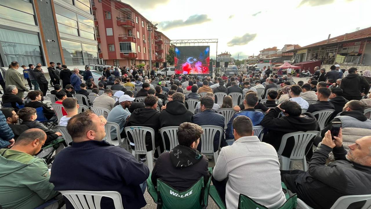 Milliyetçi Hareket Partisi Isparta Teşkilatları tarafından düzenlenen organizasyonda, A Milli Futbol Takımı’nın Dünya Kupası’ndaki ilk maçı vatandaşlarla birlikte dev ekranda izlendi. Yoğun katılımın olduğu etkinlikte milli heyecan sabahın erken saatlerinde hep birlikte yaşandı.

Program kapsamında sabah namazının ardından şehitlik ziyareti gerçekleştirilirken, vatan uğruna canlarını feda eden kahraman şehitler dualarla anıldı. Katılımcılar, hem milli birlik ve beraberlik ruhunu yaşadı hem de şehitler için dua etti.

Karşılaşmada A Milli Takımımız Avustralya karşısında istediği sonucu alamasa da vatandaşlar takıma olan desteklerini sürdürdü. Etkinlikte yapılan değerlendirmelerde, milli takımın ilerleyen maçlarda daha başarılı sonuçlar alacağına olan inanç dile getirildi.

MHP Isparta İl Başkanı Osman Gülay, “Milli takımımızın her zaman yanındayız. Sonuç ne olursa olsun ay-yıldızlı formamıza güveniyor, futbolcularımıza başarılar diliyoruz. Biz birlikte Türkiye’yiz.” dedi.