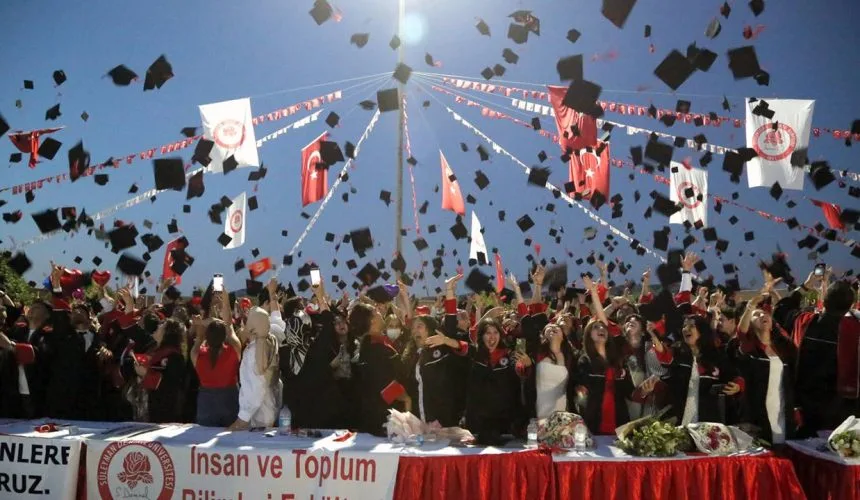 Isparta’da Mezuniyet Coşkusu: SDÜ’de 3 Bini Aşkın Öğrenci Kep Attı