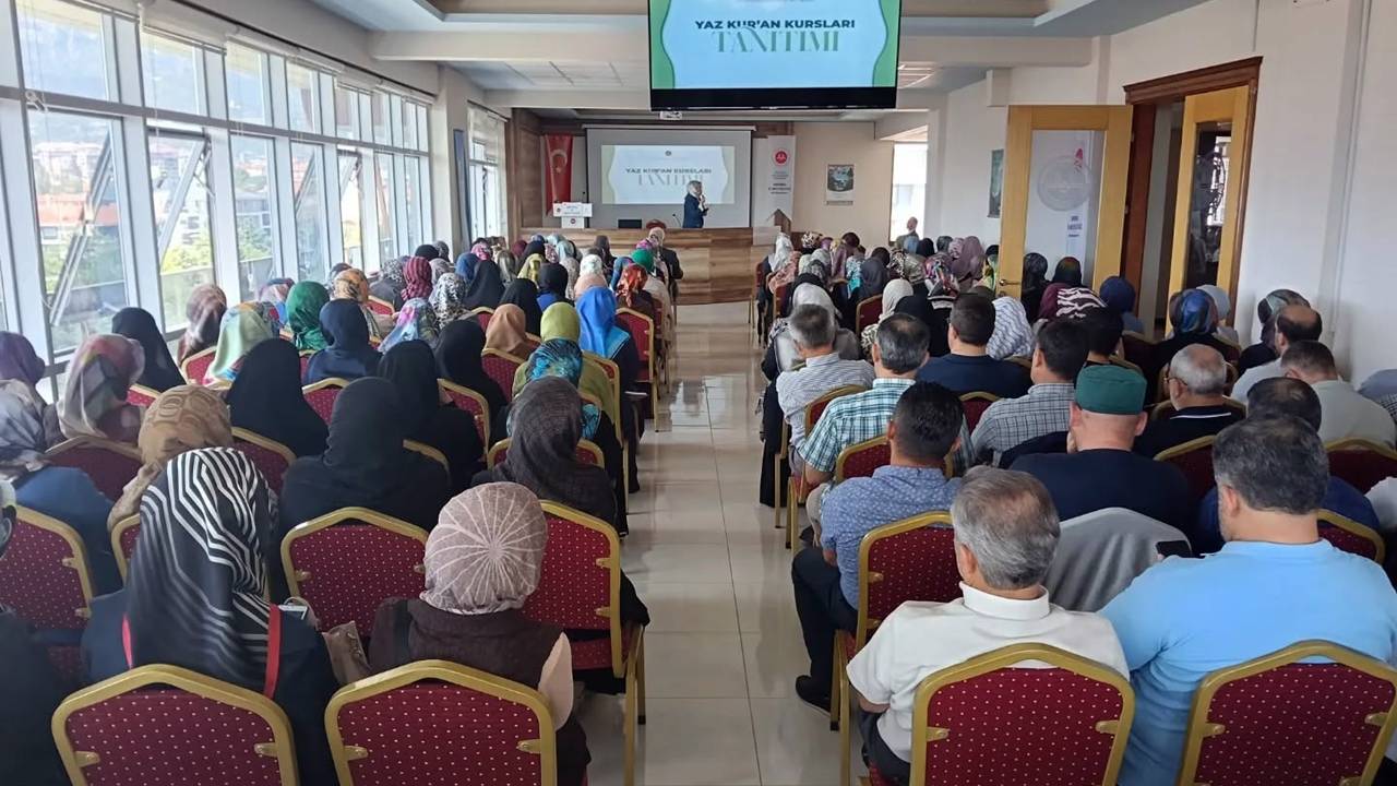 Isparta İl Müftülüğü tarafından, 2026 yılı Yaz Kur’an Kurslarında görev alacak din görevlilerine ve Kur’an kursu öğreticilerine yönelik kapsamlı bir eğitim semineri düzenlendi. İl Müftülüğü konferans salonunda gerçekleştirilen etkinliğe; İl Müftü Yardımcıları Davut Çalışkan ve Sümeyra Gökalp’in yanı sıra şube müdürleri, vaizler ve çok sayıda öğretici katılım sağladı.

Seminerde konuşan Diyanet İşleri Başkanlığı Eğitim Hizmetleri Genel Müdürlüğü Çocukluk Dönemi Yaygın Din Eğitimi Daire Başkanı Dr. Zuha Döndü Seven; yaz Kur’an kurslarının eğitim hedefleri, çocuk ve gençlerle etkili iletişim kurma yöntemleri ve yaygın din eğitiminin önemi üzerine önemli bilgiler paylaştı. 

Yaz Kur’an kurslarının sadece bir bilgi aktarım süreci olmadığını belirten Seven, bu programların çocukların milli, manevi ve ahlaki değerlerle buluşması adına büyük bir fırsat olduğunu vurguladı. Öğreticilerin öğrencilerle sağlıklı iletişim kurmalarının ve güncel öğretim tekniklerini kullanmalarının eğitimin başarısı için kritik öneme sahip olduğu ifade edildi. Program, eğitim faaliyetlerine ilişkin bilgilendirmeler ve katılımcıların sorularının cevaplanmasıyla verimli bir şekilde sona erdi.