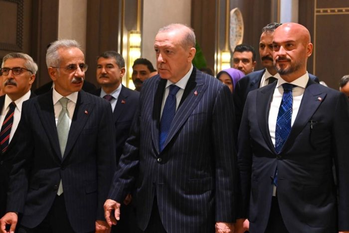 Türkiye'nin havacılık altyapısına önemli katkı sağlayacak olan Ankara Havalimanı projesinde, Isparta’nın yakından tanıdığı bir isim aktif görev aldı. Uzun yıllar Isparta Süleyman Demirel Havalimanı Müdürlüğü görevini yürüten ve daha sonra DHMİ İşletme Daire Başkan Yardımcılığına atanan Üzeyir Cihan, projenin modernizasyon sürecinde DHMİ Genel Müdürü Enes Çakmak ile birlikte çalışmalara katkı sundu.
DHMİ Yönetim Kurulu Başkanı ve Genel Müdürü Enes Çakmak, yatırım sayesinde Ankara'nın ulusal ve uluslararası hava operasyonlarında daha güçlü bir konuma yükseleceğini ifade ederek büyük bir gurur ve heyecan yaşadıklarını dile getirdi.
Açılışın ardından değerlendirmelerde bulunan Üzeyir Cihan, projenin hayata geçirilmesinde liderlik eden Genel Müdür Enes Çakmak’a ve emeği geçenlere teşekkür etti. Cihan, Cumhurbaşkanı Erdoğan'ın destekleri ve bakanların katkılarıyla ülkeye önemli bir havalimanı daha kazandırmanın mutluluğunu ve gururunu yaşadıklarını ifade etti.