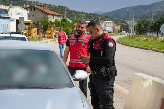 Isparta’da Emniyet Ekiplerinden 5 Noktada Rutin Asayiş ve Trafik Uygulaması