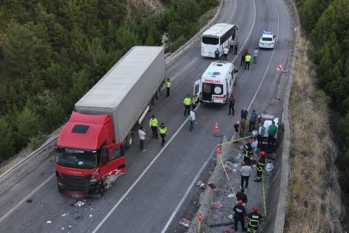 Burdur-Antalya Yolunda Feci Kaza: Tır ile Otomobil Çarpıştı, 1 Ölü, 1 Yaralı