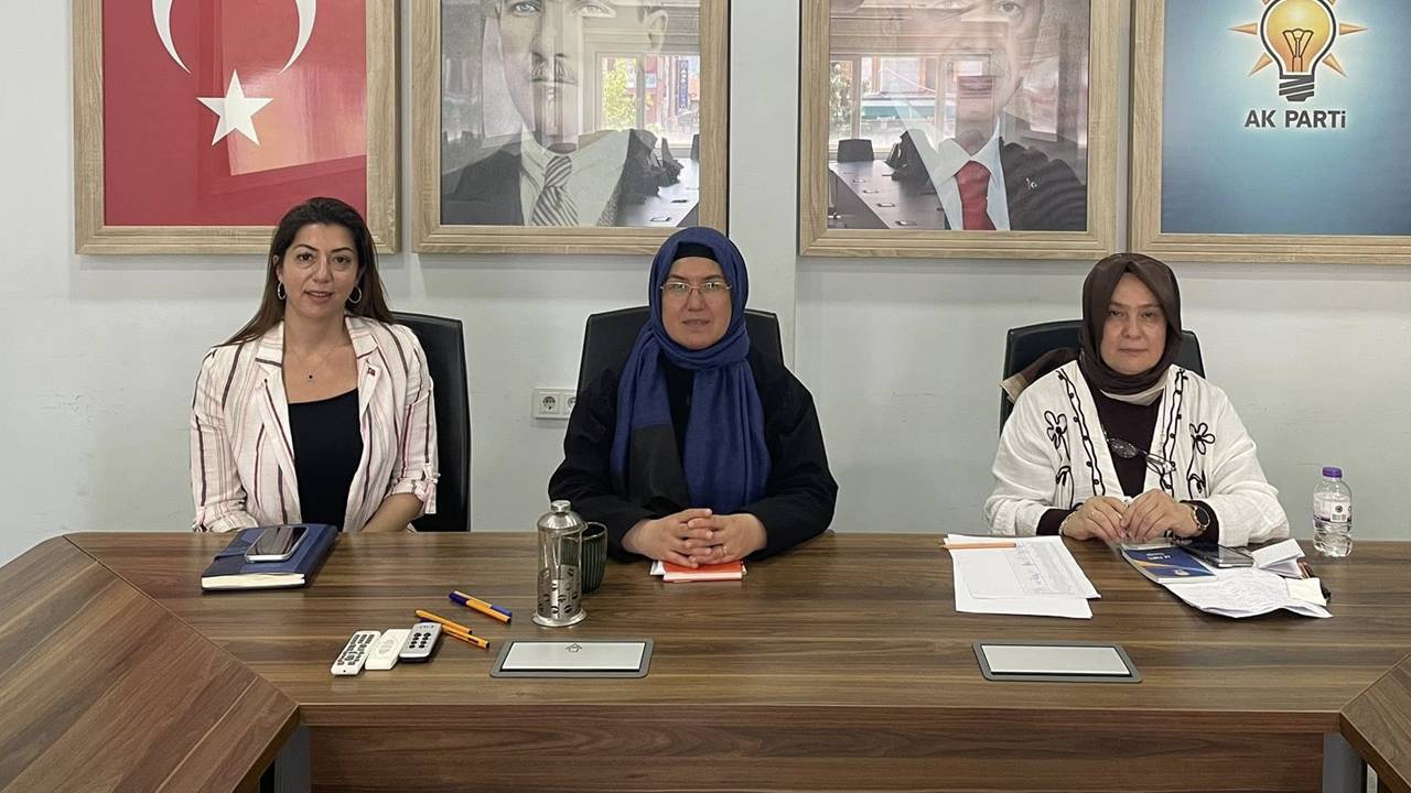 AK Parti Isparta İl Kadın Kolları, Başkan Dilek Gündüz başkanlığında düzenlenen toplantıda bir araya geldi.

Toplantıda, geride kalan çalışmaların kapsamlı bir değerlendirmesi yapılırken, önümüzdeki dönemde hayata geçirilecek faaliyetlerin yol haritası belirlendi. Teşkilat içi çalışmaların daha etkin ve verimli bir şekilde yürütülmesi hedefiyle istişarelerde bulunulan toplantıda, kadın kolları ekibi yeni projeler üzerine fikir alışverişinde bulundu.

Toplantı sonrası değerlendirmelerde bulunan Başkan Dilek Gündüz, teşkilat disipliniyle çalışmalarına devam edeceklerini belirterek, toplantıya katkı sunan tüm yönetim kurulu üyelerine teşekkür etti.