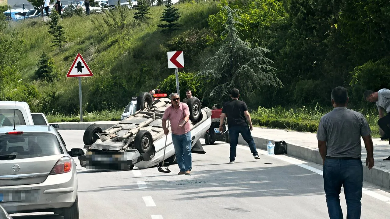 Isparta’nın Eğirdir ilçesinde bulunan Kemik Eklem Hastalıkları Tedavi ve Rehabilitasyon Hastanesi önünde meydana gelen trafik kazasında bir otomobil takla attı. Edinilen bilgilere göre, seyir halindeki bir otomobilin sürücüsü, henüz belirlenemeyen bir nedenle direksiyon hakimiyetini kaybetti. Kontrolden çıkan araç, savrularak takla attı.

Kaza sonrası bölgeye çok sayıda sağlık ve kurtarma ekibi sevk edildi. Olay yerinde yapılan ilk müdahalenin ardından yaralı sürücünün hastaneye kaldırıldığı öğrenildi. Kazayla ilgili inceleme başlatıldı.