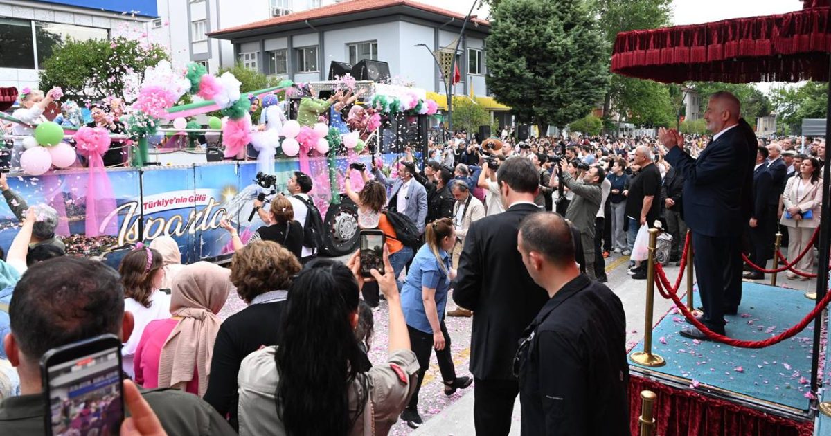Isparta Gül Kokuyor, Festival Coşkusu Şehri Sarıyor: “Sabah Ezanında Gül Toplayın, Bir Yıllık Dopingi Alın”
