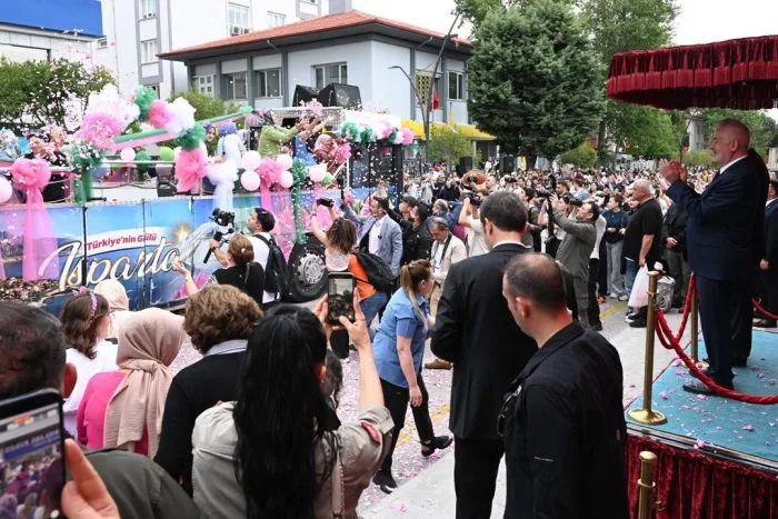 Isparta Gül Kokuyor, Festival Coşkusu Şehri Sarıyor: “Sabah Ezanında Gül Toplayın, Bir Yıllık Dopingi Alın”