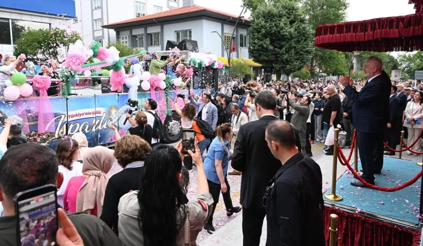 Isparta Gül Kokuyor, Festival Coşkusu Şehri Sarıyor: “Sabah Ezanında Gül Toplayın, Bir Yıllık Dopingi Alın”