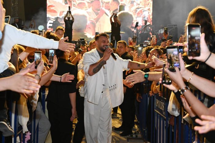 Gül Festivali’nde PAU Rüzgarı Esti: Binlerce Kişi Eski Otogar Alanını Hınca Hınç Doldurdu!