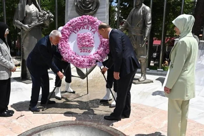 Isparta’da Gül Festivali Resmen Başladı: İlk Tören Cumhuriyet ve Demokrasi Meydanı’nda Gerçekleşti