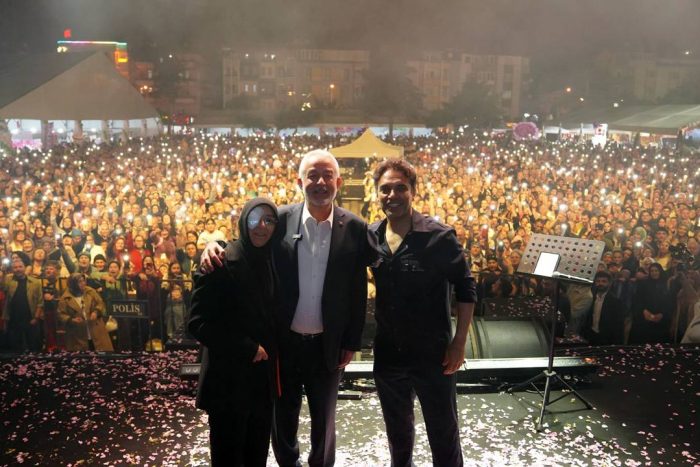 Gül Festivali’nin İlk Gecesinde Yıldızlar Geçidi: Binlerce Kişi Telefon Işıklarıyla Eşlik Etti!