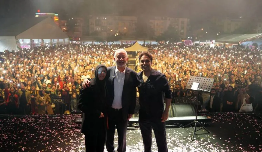 Gül Festivali’nin İlk Gecesinde Yıldızlar Geçidi: Binlerce Kişi Telefon Işıklarıyla Eşlik Etti!