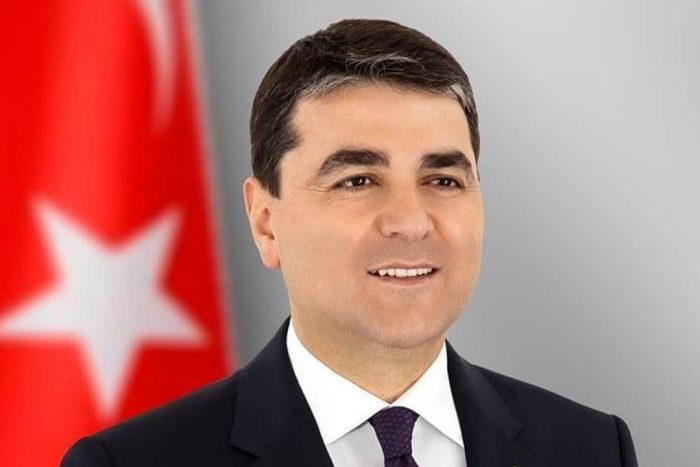 Türk siyasetine damga vuran "Baba" lakaplı 9. Cumhurbaşkanı Süleyman Demirel, vefat yıl dönümünde memleketi Isparta’da düzenlenecek özel törenlerle anılıyor. Anma etkinliklerine katılmak üzere Isparta’ya gelecek olan Demokrat Parti (DP) Genel Başkanı Gültekin Uysal, gün boyu sürecek yoğun bir temas programı gerçekleştirecek.
Karşılama ve Anma Töreni Detayları
Demokrat Parti lideri Gültekin Uysal’ın Isparta ziyareti, 17 Haziran 2026 Çarşamba günü saat 11:00’de Süleyman Demirel Üniversitesi kavşağında gerçekleşecek karşılamayla başlayacak. Partililer ve vatandaşların katılımıyla gerçekleşecek karşılamanın ardından heyet, anma programının merkezi olan İslamköy’e hareket edecek.
İl Başkanı Neslihan Büyükçam: "Ev Sahibi Olarak Hazırız"
Genel Başkanları Gültekin Uysal’ı Isparta’da ağırlayacak olmaktan büyük gurur duyduklarını ifade eden İl Başkanı Neslihan Büyükçam, şunları kaydetti:
"Genel Başkanımız Sayın Gültekin Uysal’ın gerçekleştireceği bu anlamlı ziyaretin Isparta ayağındaki tüm hazırlıkları ve saha organizasyonunu İl Başkanlığı olarak biz üstlendik. 9. Cumhurbaşkanımız Süleyman Demirel’in anısını yaşatacağımız bu günde, Genel Başkanımızı ve misafirlerimizi Isparta’da ev sahibi olarak ağırlayacağız.
İslamköy’de "Baba"ya Vefa
Anma etkinliklerinin en anlamlı bölümü, Demirel'in doğup büyüdüğü İslamköy’de gerçekleştirilecek:
12:00 – Anıt Mezar Ziyareti: Süleyman Demirel, İslamköy’deki Anıt Mezar’da düzenlenecek resmi törenle dualarla yad edilecek.
13:00 – Süleyman Demirel Müzesi: Heyet, Türk siyasi tarihine ışık tutan eserlerin sergilendiği Süleyman Demirel Müzesi’ni ziyaret ederek, "Baba"nın hatıralarını yerinde görecek.
Şehir Merkezine Geçiş
İslamköy’deki programlarını saat 13:30 itibarıyla tamamlayacak olan DP heyeti, bir dizi temas ve incelemelerde bulunmak üzere Isparta şehir merkezine geçecek. Süleyman Demirel’in mirasını yaşatmak ve kendisini hürmetle anmak üzere gerçekleştirilecek bu anlamlı ziyaretin, Isparta genelinde geniş bir katılımla takip edilmesi bekleniyor.