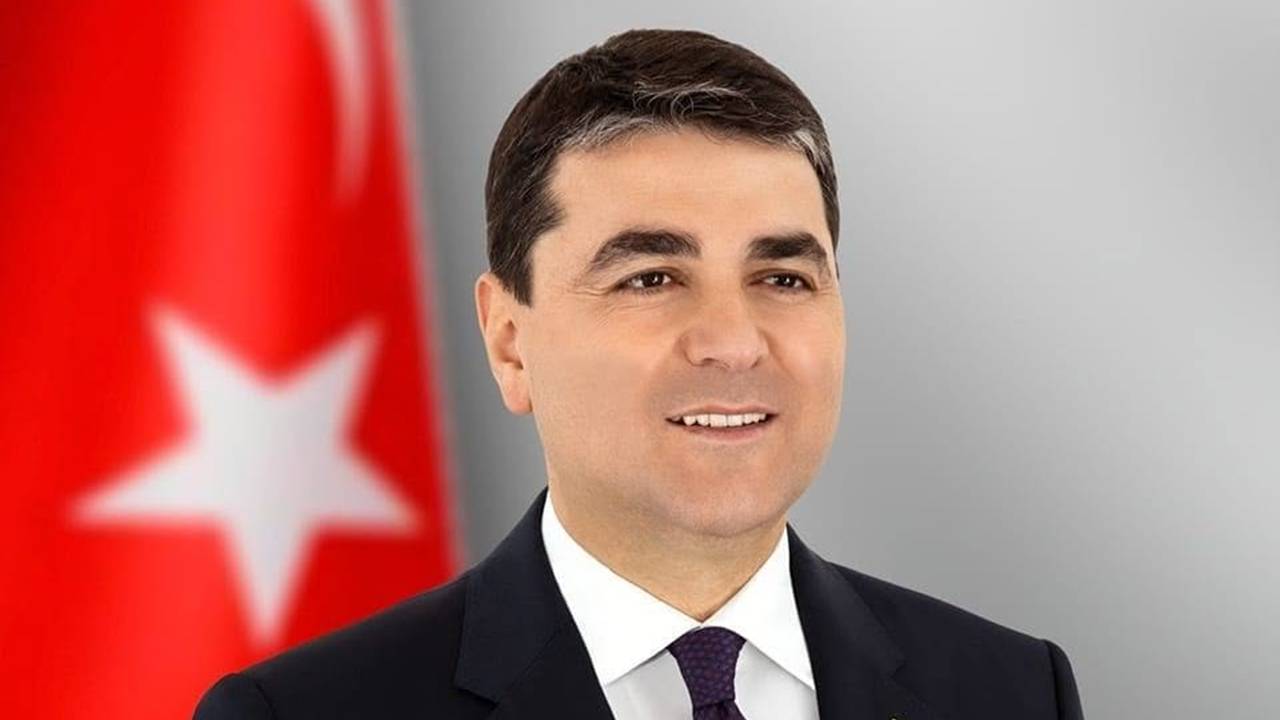 Türk siyasetine damga vuran "Baba" lakaplı 9. Cumhurbaşkanı Süleyman Demirel, vefat yıl dönümünde memleketi Isparta’da düzenlenecek özel törenlerle anılıyor. Anma etkinliklerine katılmak üzere Isparta’ya gelecek olan Demokrat Parti (DP) Genel Başkanı Gültekin Uysal, gün boyu sürecek yoğun bir temas programı gerçekleştirecek.

Karşılama ve Anma Töreni Detayları
Demokrat Parti lideri Gültekin Uysal’ın Isparta ziyareti, 17 Haziran 2026 Çarşamba günü saat 11:00’de Süleyman Demirel Üniversitesi kavşağında gerçekleşecek karşılamayla başlayacak. Partililer ve vatandaşların katılımıyla gerçekleşecek karşılamanın ardından heyet, anma programının merkezi olan İslamköy’e hareket edecek.

İl Başkanı Neslihan Büyükçam: "Ev Sahibi Olarak Hazırız"
Genel Başkanları Gültekin Uysal’ı Isparta’da ağırlayacak olmaktan büyük gurur duyduklarını ifade eden İl Başkanı Neslihan Büyükçam, şunları kaydetti:

"Genel Başkanımız Sayın Gültekin Uysal’ın gerçekleştireceği bu anlamlı ziyaretin Isparta ayağındaki tüm hazırlıkları ve saha organizasyonunu İl Başkanlığı olarak biz üstlendik. 9. Cumhurbaşkanımız Süleyman Demirel’in anısını yaşatacağımız bu günde, Genel Başkanımızı ve misafirlerimizi Isparta’da ev sahibi olarak ağırlayacağız.

İslamköy’de "Baba"ya Vefa
Anma etkinliklerinin en anlamlı bölümü, Demirel'in doğup büyüdüğü İslamköy’de gerçekleştirilecek:

12:00 – Anıt Mezar Ziyareti: Süleyman Demirel, İslamköy’deki Anıt Mezar’da düzenlenecek resmi törenle dualarla yad edilecek.

13:00 – Süleyman Demirel Müzesi: Heyet, Türk siyasi tarihine ışık tutan eserlerin sergilendiği Süleyman Demirel Müzesi’ni ziyaret ederek, "Baba"nın hatıralarını yerinde görecek.

Şehir Merkezine Geçiş
İslamköy’deki programlarını saat 13:30 itibarıyla tamamlayacak olan DP heyeti, bir dizi temas ve incelemelerde bulunmak üzere Isparta şehir merkezine geçecek. Süleyman Demirel’in mirasını yaşatmak ve kendisini hürmetle anmak üzere gerçekleştirilecek bu anlamlı ziyaretin, Isparta genelinde geniş bir katılımla takip edilmesi bekleniyor.