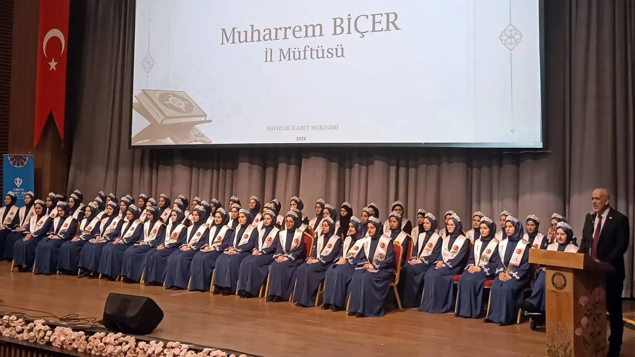 Isparta Müftülüğü tarafından, Hayırlar ve Deregümü Kız Kur’an kurslarında hafızlık eğitimlerini başarıyla tamamlayan öğrenciler için görkemli bir Hafızlık İcazet Programı düzenlendi.

Kur’an-ı Kerim tilavetiyle başlayan program, din görevlileri tarafından seslendirilen ilahi ve ezgilerle devam etti. Hafız öğrencilerin okuduğu sureler salonu dolduran katılımcılara duygu dolu anlar yaşatırken, eğitimini başarıyla bitiren öğrencilere icazet belgeleri gururla takdim edildi.

"HAFIZLARIMIZ BU ŞEHRİN YILDIZLARIDIR"
Programa katılan Isparta İl Müftüsü Muharrem Biçer, "şehrin yıldızları" olarak nitelendirdiği hafızları, ailelerini ve üzerlerinde büyük emeği olan Kur’an kursu öğreticilerini tebrik etti. Hafızlığın büyük bir çaba, gayret, özveri ve fedakârlığın sonucu olduğunu belirten Müftü Biçer, genç hafızların Kur’an-ı Kerim’i hayatlarının merkezinde tutmaları gerektiğinin altını çizdi.

YOĞUN KATILIM GERÇEKLEŞTİ
Geniş bir katılımla gerçekleştirilen icazet merasimine; Diyanet İşleri Başkanlığı Hafızlık Eğitimi Daire Başkanı İbrahim Yılmaz, Vali Yardımcısı Dr. Halil İbrahim Ertekin, Belediye Başkan Yardımcısı Musa Macit, İl Müftüsü Muharrem Biçer, İl müftü yardımcıları Davut Çalışkan, Hüseyin Uysal, Celal Atasoy ve Sümeyra Gökalp’in yanı sıra şube müdürleri, dernek başkanları, sivil toplum kuruluşu temsilcileri, din görevlileri ve çok sayıda vatandaş katıldı.

Anlamlı program, yapılan duaların ardından hafızlara çeşitli hediyelerin takdim edilmesi ve hatıra fotoğrafı çekimiyle sona erdi.