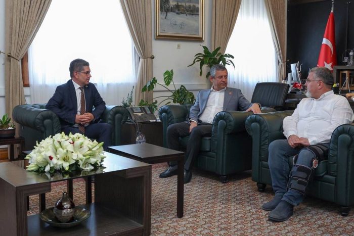 CHP Isparta’da Kurultay İmzaları Teslim Edildi: Halıcı’dan Özgür Özel’e Net Destek!
