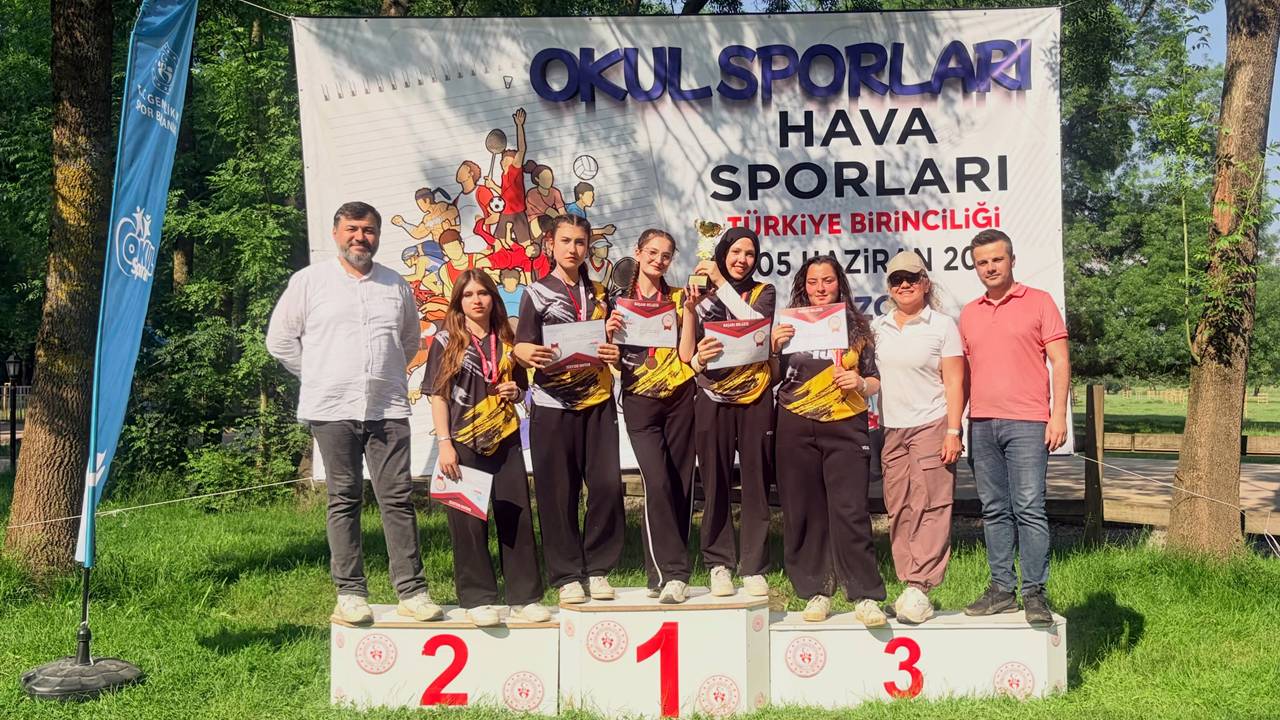 Düzce’de düzenlenen Okul Sporları Hava Sporları Müsabakaları’nda Isparta’yı temsil eden Mürşide Ermumcu Ticaret Mesleki ve Teknik Anadolu Lisesi, Genç Kızlar kategorisinde Türkiye dördüncüsü olarak büyük bir başarıya imza attı.

2-5 Haziran 2026 tarihleri arasında gerçekleşen ve genç sporcuların kendi tasarladıkları uçaklarla mücadele ettiği şampiyonada, Ispartalı öğrenciler ortaya koydukları performansla dikkat çekti. İl Müdürlüğü tarafından yapılan açıklamada, elde edilen derecenin hem okul hem de şehir adına büyük bir gurur kaynağı olduğu belirtildi.

Başarıya ulaşan sporcular, onları çalıştıran Beden Eğitimi Öğretmeni Fatma Gediz ve okul idarecileri tebrik edilirken, “Sporun ve sporcunun daima yanındayız” mesajı verildi.