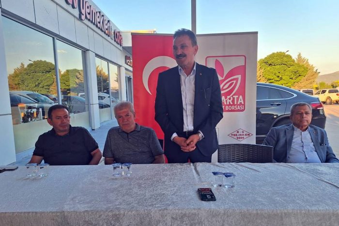 Isparta Ticaret Borsası, üyeleriyle bağlarını güçlendirmek ve sektörün nabzını tutmak adına düzenlediği istişare buluşmalarının beşincisini Keçiborlu’da gerçekleştirdi. Bölgede faaliyet gösteren borsa üyelerinin yoğun ilgi gösterdiği programa ITB Yönetim Kurulu Başkanı Hüdai Şahin, Meclis Başkanı Nevzat Demirel, yönetim ve meclis üyeleri ile İl Tarım ve Orman Müdürü Mehmet Tuğrul katıldı.
Toplantıda konuşan ITB Yönetim Kurulu Başkanı Hüdai Şahin, bölgenin en önemli stratejik değeri olan Isparta gülü ile ilgili ciddi adımlar attıklarını belirtti. Son 3 yıldır sentetik ürünlere karşı yürüttükleri mücadele kapsamında resmi denetimlerin başlatılmasını sağladıklarını ifade eden Şahin, doğal gül suyunun pazar payını artırmayı hedeflediklerini ve bu konuda hazırladıkları tanıtım filminin 1 milyon kişiye ulaştığını vurguladı.
Avrupa Birliği coğrafi işaret tescil sürecine de değinen Başkan Şahin, İran'ın itirazı nedeniyle sekteye uğranan Isparta Gülyağı AB coğrafi işaret tescil başvurusunun, yapılan girişimler sonucunda Avrupa Birliği komisyonunca yeniden değerlendirmeye alındığını ve süreci yakında başarıyla tamamlamayı beklediklerini açıkladı. Toplantı, borsa üyelerinden gelen soruların yanıtlanması ve yeni taleplerin not edilmesinin ardından sona erdi.
