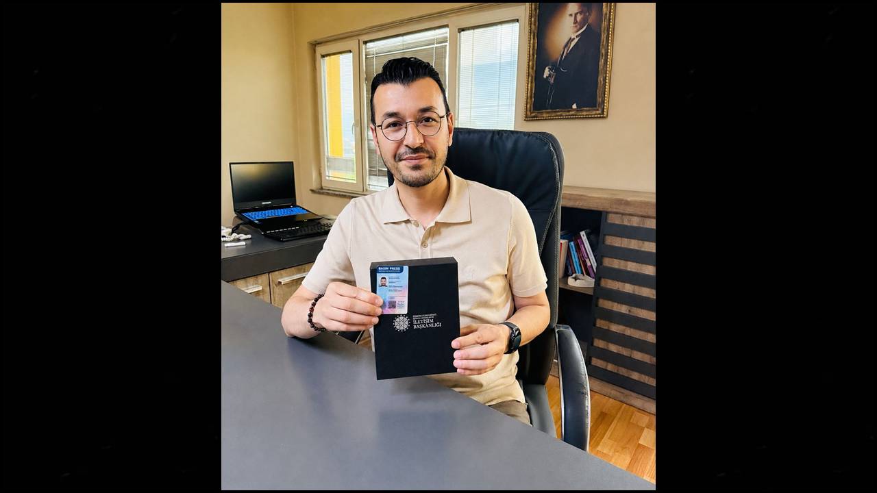 Isparta basın camiasının deneyimli ismi, Kanal 32 Televizyonu Genel Müdürü İsmail Altunbaş, gazetecilik mesleğindeki uzun yıllara dayanan emek ve birikiminin karşılığı olarak “Sürekli Basın Kartı” (eski ismi ile Şeref Kartı) almaya hak kazandı.

Gazetecilik mesleğinde uzun yıllar fiilen görev yapan, meslek ilkelerine bağlılığı ve sürekliliği esas alan basın mensuplarına verilen Sürekli Basın Kartı, mesleğin en prestijli unvanlarından biri olarak kabul ediliyor. Cumhurbaşkanlığı İletişim Başkanlığı Basın Kartları Komisyonu tarafından verilen bu kart; mesleki kıdeme sahip, basın mesleğini kesintisiz ve aktif şekilde icra etmiş, meslek etiğine uygun çalışmalarıyla öne çıkan gazetecilere takdim ediliyor. Bu yönüyle kart, yalnızca bir kimlik belgesi değil, aynı zamanda mesleki saygınlığın ve kalıcı emeğin simgesi olarak görülüyor.

Isparta’da basın sektöründe uzun yıllardır başarıyla görev yapan İsmail Altunbaş da Kanal 32 Televizyonu çatısı altında kentin sosyal, kültürel ve toplumsal hafızasına katkı sunan sayısız çalışmaya imza attı. Altunbaş’ın gazetecilik yolculuğu, Cumhurbaşkanlığı İletişim Başkanlığı tarafından onaylanan bu anlamlı unvanla taçlandırılmış oldu. Basın camiasında büyük bir sevinçle karşılanan bu onur, yerel gazeteciliğin gücünü ve emeğini bir kez daha gözler önüne serdi.