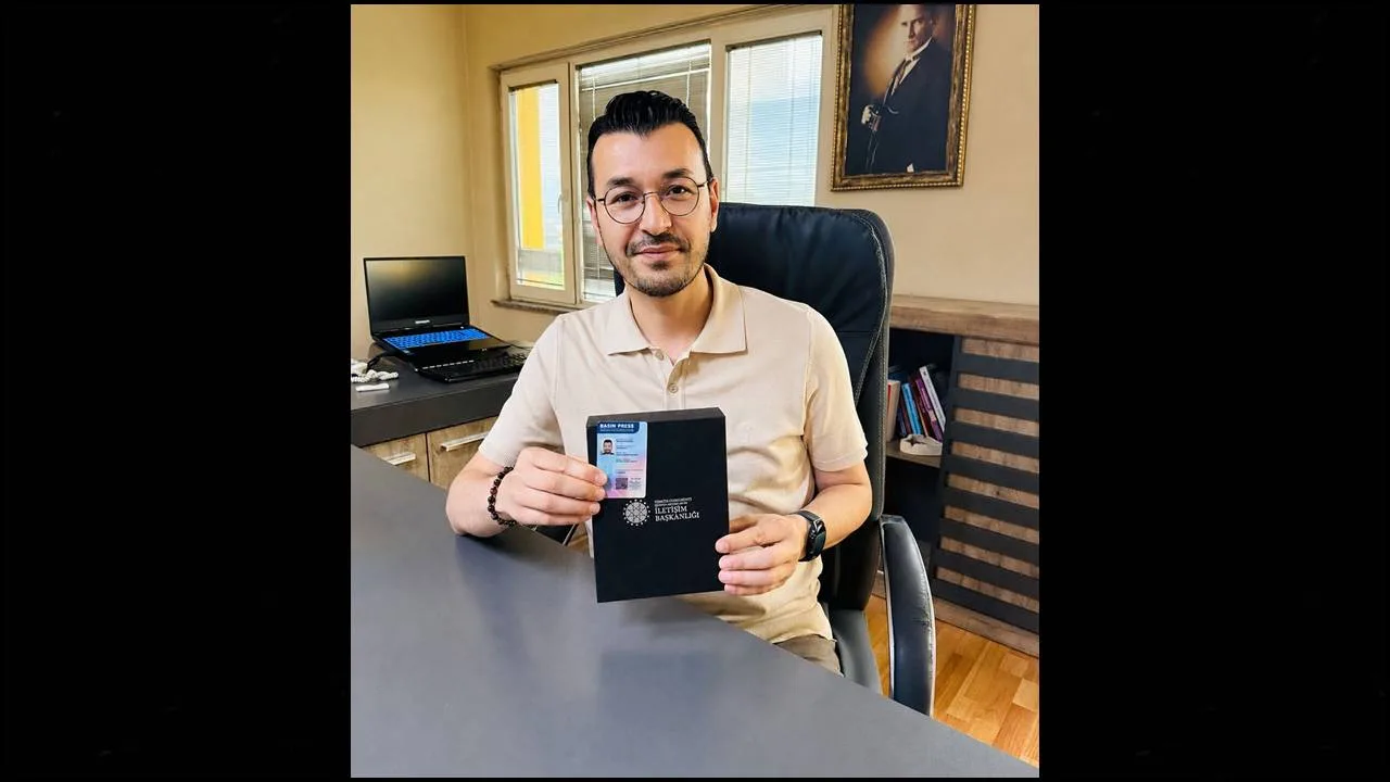 Isparta basın camiasının deneyimli ismi, Kanal 32 Televizyonu Genel Müdürü İsmail Altunbaş, gazetecilik mesleğindeki uzun yıllara dayanan emek ve birikiminin karşılığı olarak “Sürekli Basın Kartı” (eski ismi ile Şeref Kartı) almaya hak kazandı.

Gazetecilik mesleğinde uzun yıllar fiilen görev yapan, meslek ilkelerine bağlılığı ve sürekliliği esas alan basın mensuplarına verilen Sürekli Basın Kartı, mesleğin en prestijli unvanlarından biri olarak kabul ediliyor. Cumhurbaşkanlığı İletişim Başkanlığı Basın Kartları Komisyonu tarafından verilen bu kart; mesleki kıdeme sahip, basın mesleğini kesintisiz ve aktif şekilde icra etmiş, meslek etiğine uygun çalışmalarıyla öne çıkan gazetecilere takdim ediliyor. Bu yönüyle kart, yalnızca bir kimlik belgesi değil, aynı zamanda mesleki saygınlığın ve kalıcı emeğin simgesi olarak görülüyor.

Isparta’da basın sektöründe uzun yıllardır başarıyla görev yapan İsmail Altunbaş da Kanal 32 Televizyonu çatısı altında kentin sosyal, kültürel ve toplumsal hafızasına katkı sunan sayısız çalışmaya imza attı. Altunbaş’ın gazetecilik yolculuğu, Cumhurbaşkanlığı İletişim Başkanlığı tarafından onaylanan bu anlamlı unvanla taçlandırılmış oldu. Basın camiasında büyük bir sevinçle karşılanan bu onur, yerel gazeteciliğin gücünü ve emeğini bir kez daha gözler önüne serdi.