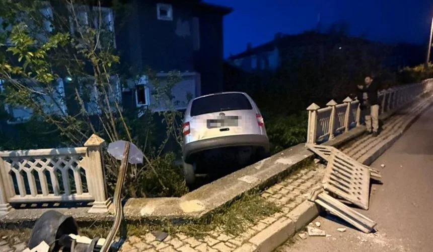 ISPARTA’DA TRAFİK KAZASI: MOTOSİKLETE ÇARPMAMAK İÇİN MANEVRA YAPTI, BAHÇEYE UÇTU