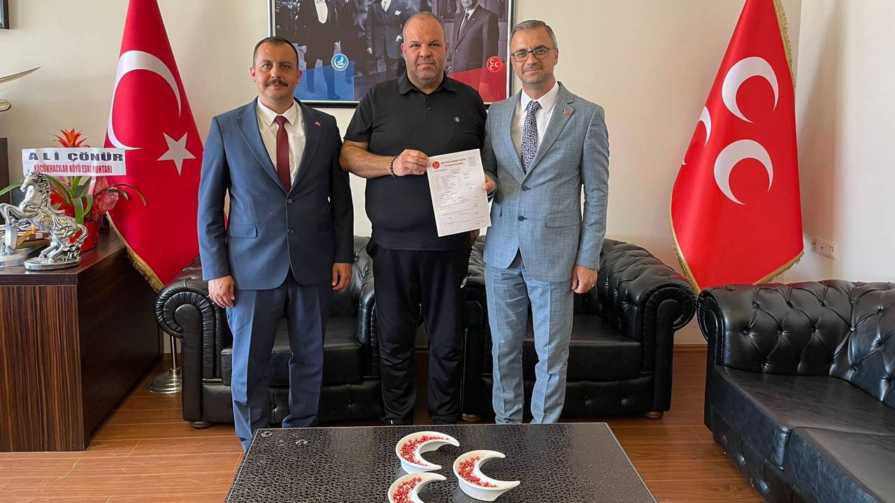 Milliyetçi Hareket Partisi’ne (MHP) yönelik ilgi, Isparta’da hız kesmeden devam ediyor. Partinin değerleri ve devlet odaklı vizyonu sayesinde farklı yaş ve meslek gruplarından çok sayıda vatandaş, üyelik işlemleri için MHP Isparta İl Başkanlığı’na yoğun ilgi gösteriyor.

Partiye katılan yeni üyelerle bir araya gelen MHP Isparta İl Başkanı Osman Gülay, vatandaşların gösterdiği güvenin sorumluluklarını artırdığını ifade etti. Milliyetçi Hareket Partisi’nin milletin değerlerini savunma noktasındaki kararlı duruşunun karşılık bulduğunu belirten Gülay, büyüyen teşkilat yapısıyla Isparta’ya ve ülkeye hizmet etmeye devam edeceklerini söyledi. Teşkilat yetkilileri, birlik ve beraberlik mesajı vererek kapılarının herkese açık olduğunu vurgularken, saha çalışmalarının da önümüzdeki günlerde artarak süreceği belirtildi.