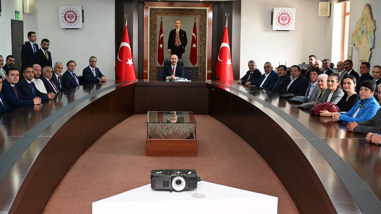 MHP Isparta İl Başkanı Osman Gülay ve beraberindeki geniş heyet, Isparta Valisi Abdullah Erin’i makamında ziyaret ederek ilin gündemine ilişkin görüş alışverişinde bulundu.

Milliyetçi Hareket Partisi (MHP) Isparta İl Başkanı Osman Gülay, İl Yönetim Kurulu üyeleri, Merkez İlçe Teşkilatı, belediye başkanları, İl Genel Meclisi üyeleri, belediye meclisi üyeleri, Ülkü Ocakları yöneticileri, Türkiye Kamu-Sen temsilcileri ve bağlı sendika başkanları ile TÜRKAV yöneticilerinden oluşan heyetle birlikte Isparta Valisi Abdullah Erin’i ziyaret etti.
Gerçekleşen ziyarette, Isparta’nın gelişimi, kamu hizmetleri ve yerel yönetim çalışmaları başta olmak üzere çeşitli konularda değerlendirmelerde bulunuldu. Samimi bir ortamda gerçekleşen görüşmede, kurumlar arası iş birliği ve dayanışmanın önemine vurgu yapıldı.

Ziyaretin ardından açıklamada bulunan MHP İl Başkanı Osman Gülay, Vali Erin’in nazik kabulleri ve misafirperverliklerinden dolayı teşekkür ederek, Isparta’nın kalkınması ve vatandaşların refahı için tüm kurumlarla uyum içerisinde çalışmaya devam edeceklerini ifade etti.

Heyet, ziyaret sonunda Vali Erin’e çalışmalarında başarılar dileyerek makamdan ayrıldı.