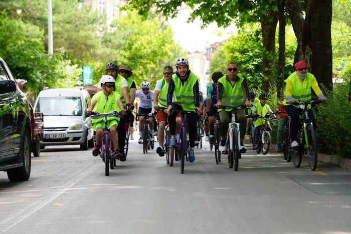 Yeşilay, Gençlik ve Spor Bakanlığı ile Bisiklet Federasyonu iş birliğinde düzenlenen 13. Geleneksel Yeşilay Bisiklet Turu, Isparta’da geniş bir katılımla gerçekleştirildi. Isparta Gençlik ve Spor İl Müdürlüğü ile Isparta Yeşilay ekibinin de yer aldığı etkinlik, renkli görüntülere sahne oldu.
Sağlıklı yaşam alışkanlıklarını teşvik etmek, bağımlılıklara karşı farkındalık oluşturmak ve sporun birleştirici gücünü hissettirmek amacıyla düzenlenen etkinlikte katılımcılar hep birlikte pedal çevirdi. Şehir merkezinde gerçekleştirilen farkındalık sürüşü, vatandaşlardan da büyük ilgi gördü.
Isparta Gençlik ve Spor İl Müdürlüğü ile Yeşilay yetkilileri, sağlıklı bir gelecek için bir arada hareket etmenin önemine vurgu yaparak, bu anlamlı organizasyona katılım sağlayan tüm sporculara, destek veren kurumlara ve emeği geçen herkese teşekkür etti.