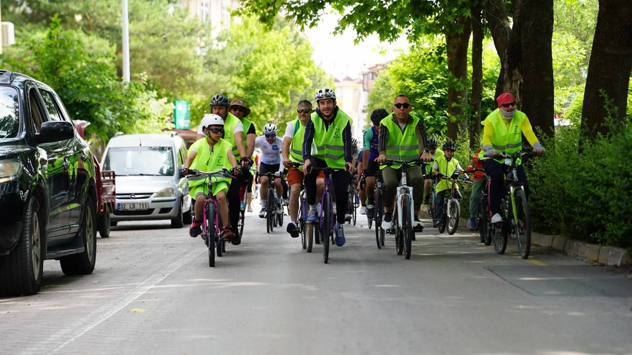 Yeşilay, Gençlik ve Spor Bakanlığı ile Bisiklet Federasyonu iş birliğinde düzenlenen 13. Geleneksel Yeşilay Bisiklet Turu, Isparta’da geniş bir katılımla gerçekleştirildi. Isparta Gençlik ve Spor İl Müdürlüğü ile Isparta Yeşilay ekibinin de yer aldığı etkinlik, renkli görüntülere sahne oldu.

Sağlıklı yaşam alışkanlıklarını teşvik etmek, bağımlılıklara karşı farkındalık oluşturmak ve sporun birleştirici gücünü hissettirmek amacıyla düzenlenen etkinlikte katılımcılar hep birlikte pedal çevirdi. Şehir merkezinde gerçekleştirilen farkındalık sürüşü, vatandaşlardan da büyük ilgi gördü.

Isparta Gençlik ve Spor İl Müdürlüğü ile Yeşilay yetkilileri, sağlıklı bir gelecek için bir arada hareket etmenin önemine vurgu yaparak, bu anlamlı organizasyona katılım sağlayan tüm sporculara, destek veren kurumlara ve emeği geçen herkese teşekkür etti.