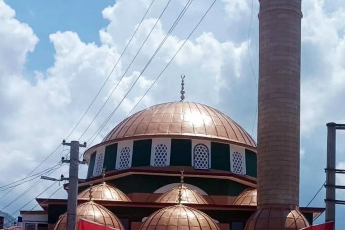 Isparta’nın Eğirdir ilçesine bağlı Sarıidris beldesinde yapımı tamamlanan cami, düzenlenen törenle ibadete açıldı. Açılış programına Isparta Vali Yardımcısı Hamdullah Suphi Özgödek, Isparta İl Müftüsü Muharrem Biçer, Eğirdir Kaymakamı Ömer Şimşir, il ve ilçe protokol üyeleri, din görevlileri ve çok sayıda vatandaş katıldı.
Kur’an-ı Kerim tilavetiyle başlayan programda konuşan İl Müftüsü Muharrem Biçer, camilerin sadece namaz kılınan mekânlar değil, aynı zamanda birlik, beraberlik, kardeşlik ve manevi eğitimin merkezleri olduğunu ifade etti. Cami yapımına katkı sunan hayırseverlere teşekkür eden Biçer, yeni caminin belde halkına hayırlı olması temennisinde bulundu.
Yapılan konuşmaların ardından İl Müftüsü Muharrem Biçer’in yaptığı dua ile caminin açılışı gerçekleştirildi. Kurdele kesiminin ardından vatandaşlar yeni camide ilk namazlarını eda etti. Program, yapılan ikramlar ve vatandaşların camiyi ziyaret etmesiyle sona erdi.