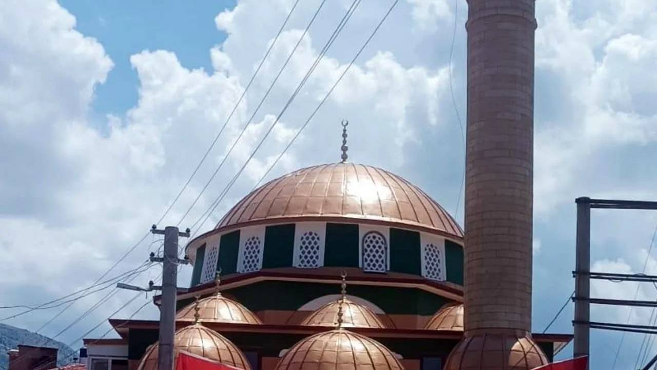 Isparta’nın Eğirdir ilçesine bağlı Sarıidris beldesinde yapımı tamamlanan cami, düzenlenen törenle ibadete açıldı. Açılış programına Isparta Vali Yardımcısı Hamdullah Suphi Özgödek, Isparta İl Müftüsü Muharrem Biçer, Eğirdir Kaymakamı Ömer Şimşir, il ve ilçe protokol üyeleri, din görevlileri ve çok sayıda vatandaş katıldı.

Kur’an-ı Kerim tilavetiyle başlayan programda konuşan İl Müftüsü Muharrem Biçer, camilerin sadece namaz kılınan mekânlar değil, aynı zamanda birlik, beraberlik, kardeşlik ve manevi eğitimin merkezleri olduğunu ifade etti. Cami yapımına katkı sunan hayırseverlere teşekkür eden Biçer, yeni caminin belde halkına hayırlı olması temennisinde bulundu.

Yapılan konuşmaların ardından İl Müftüsü Muharrem Biçer’in yaptığı dua ile caminin açılışı gerçekleştirildi. Kurdele kesiminin ardından vatandaşlar yeni camide ilk namazlarını eda etti. Program, yapılan ikramlar ve vatandaşların camiyi ziyaret etmesiyle sona erdi.