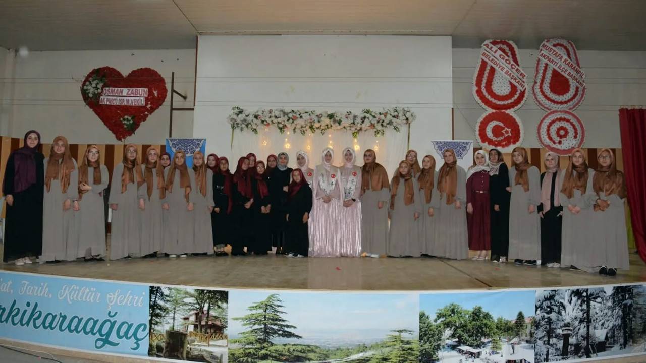 Isparta’nın Şarkikaraağaç ilçesinde, Şarkikaraağaç İlçe Müftülüğü tarafından düzenlenen Kur’an Ziyafeti ve Hafızlık İcazet Merasimi, ilçe halkının yoğun katılımı ve manevi bir atmosferle gerçekleştirildi.

Hafızlığın İslam Medeniyetindeki Yeri Vurgulandı
Programın onur konuğu olarak katılan Prof. Dr. Ali Akpınar, yaptığı konuşmada Kur’an-ı Kerim’in birey ve toplum hayatını inşa eden rehberliğine dikkat çekti. Hafızlık müessesesinin İslam medeniyetindeki seçkin ve köklü yerine değinen Akpınar, hafız olmanın büyük bir sorumluluk ve şeref olduğunu belirtti.

“Hafızlar, Kur’an’ın Yaşayan Temsilcileridir”
Merasime katılarak icazet sevincine ortak olan Isparta İl Müftüsü Muharrem Biçer, eğitimlerini başarıyla tamamlayan öğrencileri, onları yetiştiren aileleri ve özveriyle çalışan hocaları tebrik etti. Müftü Biçer, hafızların sadece Kur’an’ı ezberleyen değil, onun ahlakını hayatına yansıtan "yaşayan temsilciler" olması gerektiğini vurgulayarak, bu kutlu hizmete katkı sağlayan herkese teşekkürlerini iletti.

Kur’an-ı Kerim tilavetleriyle gönüllerin huzur bulduğu programda, hafızlık eğitimini tamamlayan öğrencilere icazet belgeleri takdim edildi. Merasim, topluca yapılan dua ve günün anısına çekilen hatıra fotoğrafları ile son buldu.