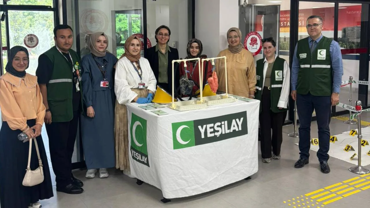 31 Mayıs Dünya Tütünsüz Günü kapsamında, Süleyman Demirel Üniversitesi (SDÜ) Hastanesinde sigara bağımlılığına yönelik farkındalık standı açıldı. SDÜ Aile Hekimliği Anabilim Dalı, Fizyoloji Anabilim Dalı, Bağımlılıklarla Mücadele Koordinatörlüğü ve Yeşilay Isparta Şubesi iş birliğinde düzenlenen etkinlikte, tütün ve tütün ürünlerinin sağlık üzerindeki zararlarına dikkat çekildi.

Farkındalık standının açılışına Rektör Yardımcısı Prof. Dr. Sabriye Ercan, Başhekim Prof. Dr. Taylan Oksay, Başhekim Yardımcısı Prof. Dr. Vahit Yiğit, Doç. Dr. Fevziye Burcu Şirin ve Dr. Öğr. Üyesi Onur Ünal katıldı.

Etkinlik kapsamında hastane personeli, öğrenciler ve vatandaşlara sigara kullanımının sağlık üzerindeki etkileri hakkında detaylı bilgiler verildi. Katılımcılara sigarayı bırakma sürecinde başvurulabilecek bilimsel yöntemler ve profesyonel destek mekanizmaları anlatılarak farkındalık oluşturuldu.