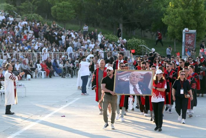 SDÜ’de Mezuniyet Coşkusu: 7 Bin Öğrenci Yeni Hayatına Uğurlandı