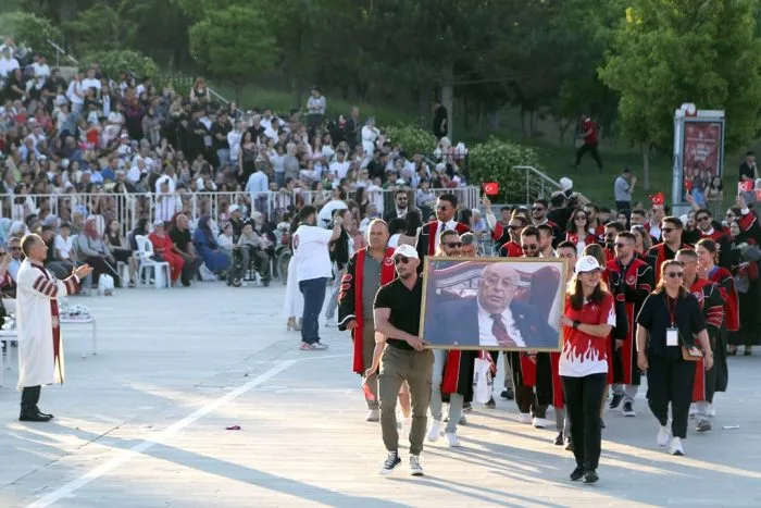 SDÜ’de Mezuniyet Coşkusu: 7 Bin Öğrenci Yeni Hayatına Uğurlandı