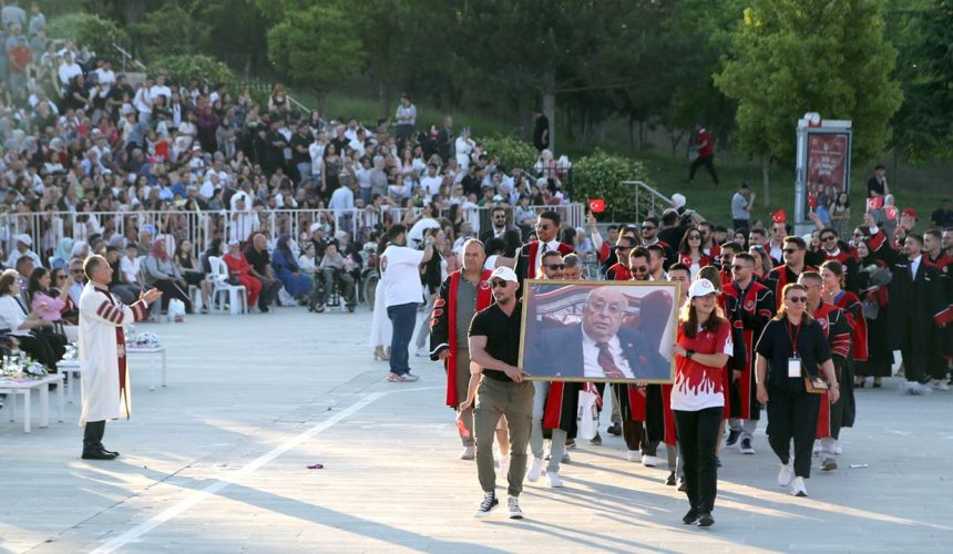 SDÜ’de Mezuniyet Coşkusu: 7 Bin Öğrenci Yeni Hayatına Uğurlandı