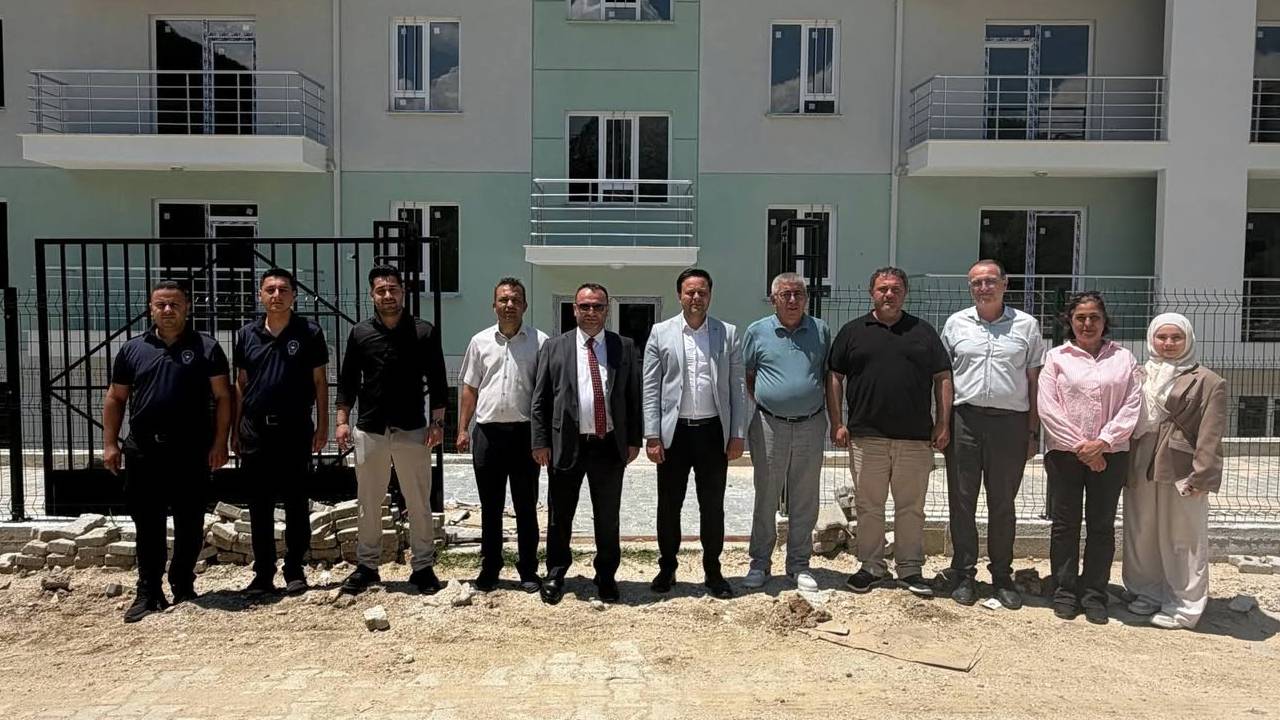 Sütçüler ilçesindeki mevcut KYK yurt binasının depreme dayanıksız olması nedeniyle kapatılmasının ardından harekete geçen Sütçüler Belediyesi, öğrencilerin mağduriyetini gidermek adına başlattığı yeni yurt projesini tamamladı. Belediyenin öz kaynaklarıyla kısa sürede inşa edilen 198 kişi kapasiteli yeni yurt binası, Gençlik ve Spor İl Müdürlüğü’ne kiralanarak KYK bünyesinde hizmete sunuldu.

Sütçüler Belediye Başkanı İsmail Yurdabak, konuyla ilgili yaptığı açıklamada, geçici çözümlerle yetinmeyerek kalıcı bir eseri ilçeye kazandırdıklarını belirtti. Başkan Yurdabak, modern ve güvenli şartlarda inşa edilen yurdun ilçedeki üniversite öğrencilerinin barınma sorununu tamamen ortadan kaldırdığını vurguladı.

İlçenin ve gençlerin geleceği için çalışmaya devam edeceklerini ifade eden Belediye Başkanı İsmail Yurdabak, sürecin başından itibaren desteklerini esirgemeyen Cumhurbaşkanı Recep Tayyip Erdoğan’a, Gençlik ve Spor Bakanı Osman Aşkın Bak’a, AK Parti Isparta İl Başkanına, AK Parti Isparta Milletvekillerine ve Gençlik ve Spor İl Müdürüne teşekkür ederek yeni yurdun Sütçüler’e hayırlı olmasını diledi.