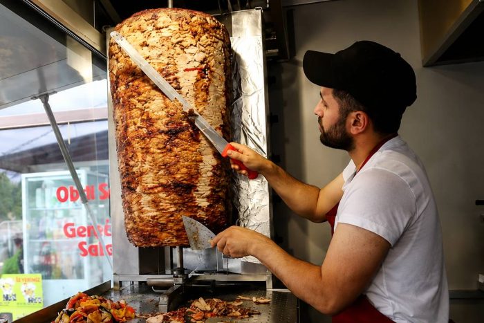 Tavuk Krizinin Faturası Vatandaşa Kesildi: Isparta’da Yarım Ekmek Döner 100 TL’ye Fırladı