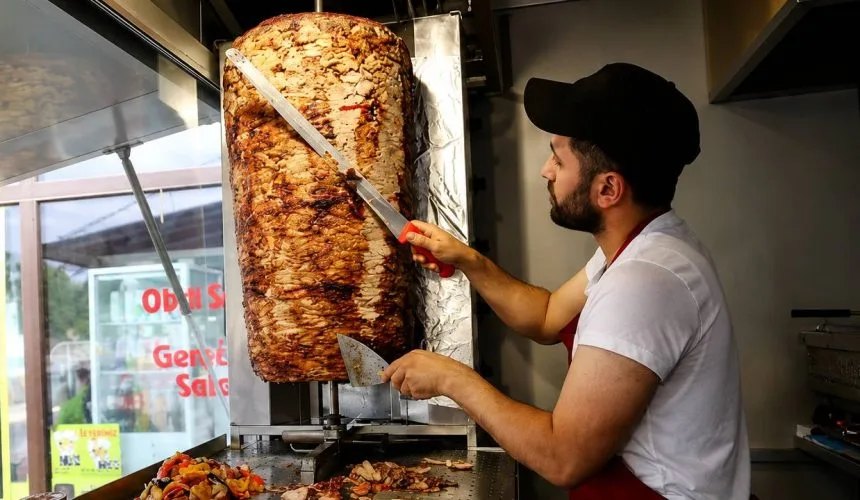Tavuk Krizinin Faturası Vatandaşa Kesildi: Isparta’da Yarım Ekmek Döner 100 TL’ye Fırladı
