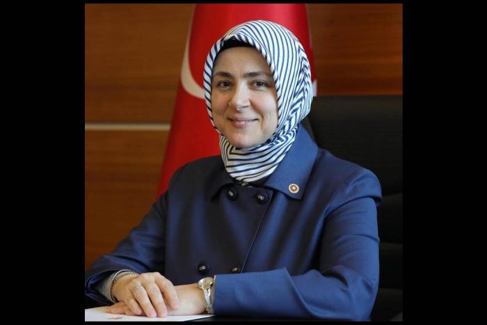 AK Parti Genel Merkez Kadın Kolları Başkanı Tuğba Işık Ercan, Isparta’da düzenlenecek olan "Kadın Buluşması" programına katılmak üzere ilimize gelecek. AK Parti Isparta İl Kadın Kolları Başkanlığı tarafından organize edilen büyük kadın buluşması için hazırlıklar tamamlandı.
AK Parti Isparta İl Kadın Kolları Başkanı Dilek Gündüz, Genel Merkez Kadın Kolları Başkanı Tuğba Işık Ercan’ın teşrifleriyle gerçekleştirilecek olan bu özel etkinliğe tüm Isparta halkını davet etti. Isparta’da kadınlara yönelik yürütülen çalışmaların, projelerin ve gelecek hedeflerinin ele alınacağı "Kadın Buluşması" programı, 16 Haziran Salı günü saat 14:30’da başlayacak.
Program, ITKM Lavanta Salonu’nda gerçekleştirilecek. İl Kadın Kolları Başkanlığı, katılımın yoğun olması beklenen etkinliğe tüm vatandaşların davetli olduğunu bildirdi.