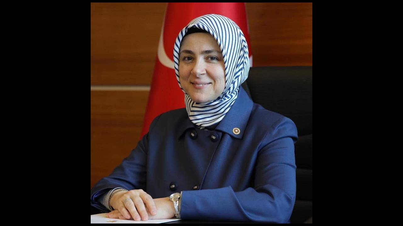 AK Parti Genel Merkez Kadın Kolları Başkanı Tuğba Işık Ercan, Isparta’da düzenlenecek olan "Kadın Buluşması" programına katılmak üzere ilimize gelecek. AK Parti Isparta İl Kadın Kolları Başkanlığı tarafından organize edilen büyük kadın buluşması için hazırlıklar tamamlandı.

AK Parti Isparta İl Kadın Kolları Başkanı Dilek Gündüz, Genel Merkez Kadın Kolları Başkanı Tuğba Işık Ercan’ın teşrifleriyle gerçekleştirilecek olan bu özel etkinliğe tüm Isparta halkını davet etti. Isparta’da kadınlara yönelik yürütülen çalışmaların, projelerin ve gelecek hedeflerinin ele alınacağı "Kadın Buluşması" programı, 16 Haziran Salı günü saat 14:30’da başlayacak.

Program, ITKM Lavanta Salonu’nda gerçekleştirilecek. İl Kadın Kolları Başkanlığı, katılımın yoğun olması beklenen etkinliğe tüm vatandaşların davetli olduğunu bildirdi.